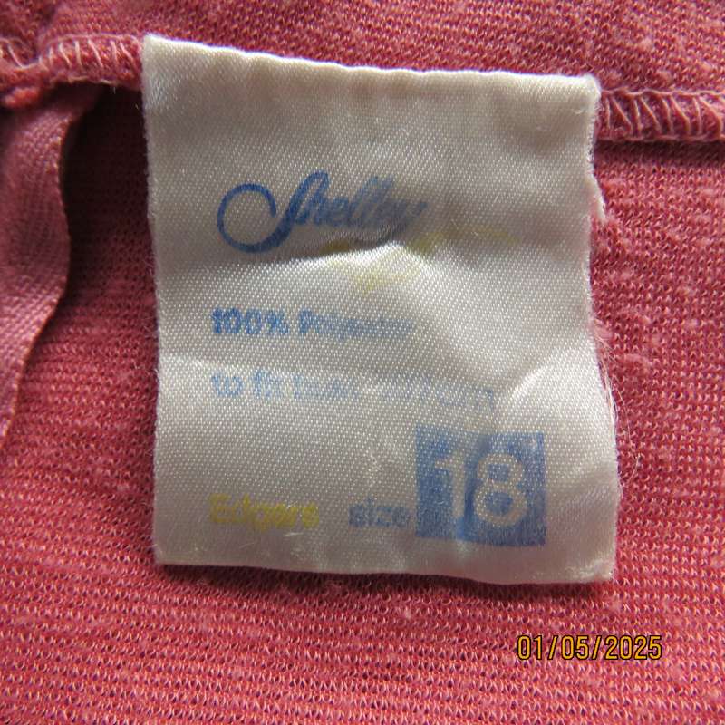 Vintage dress in crimson polyester/jersey by SHELLEY size 42. A line bottom. Short sleeves.