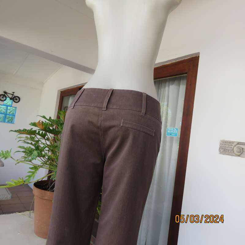 TRUWORTHS medium brown size 38 bootcut pants in poly-rayon. Perfect fit. No pockets. Very good cond.