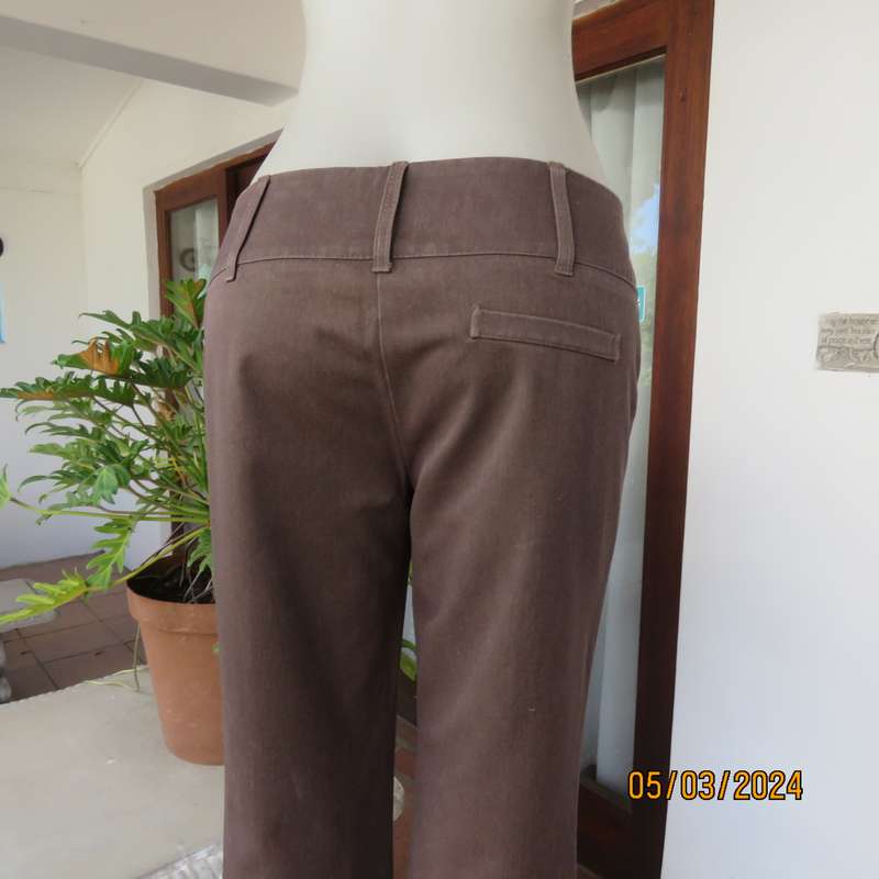 TRUWORTHS medium brown size 38 bootcut pants in poly-rayon. Perfect fit. No pockets. Very good cond.