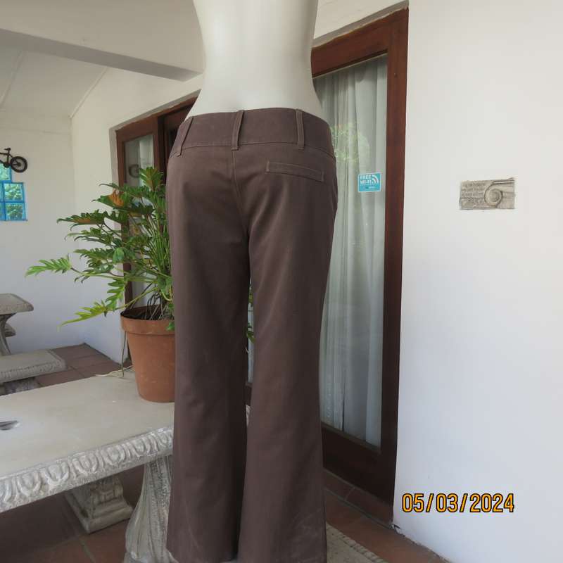TRUWORTHS medium brown size 38 bootcut pants in poly-rayon. Perfect fit. No pockets. Very good cond.