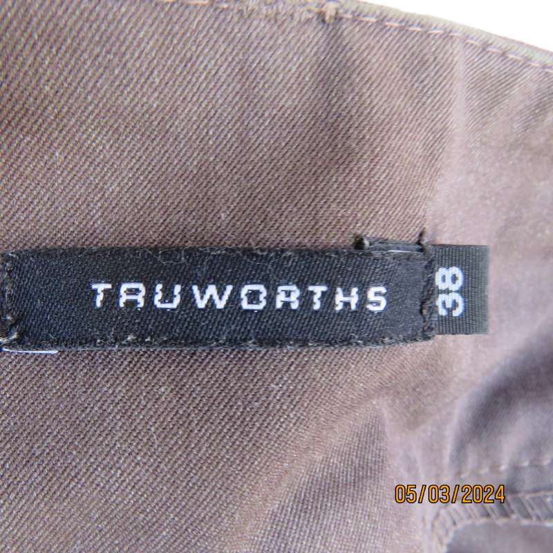 TRUWORTHS medium brown size 38 bootcut pants in poly-rayon. Perfect fit. No pockets. Very good cond.