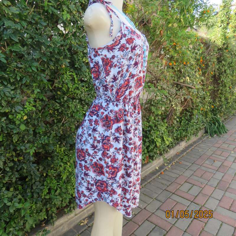 Cute little summer strappy dress in pale blue/rust/navy flowers. Size 36. Straps tie on shoulders.