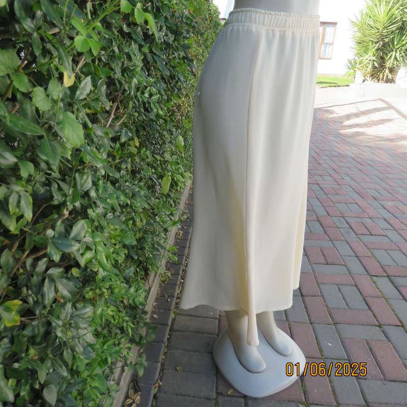Paneled vanilla colour wide ankle length skirt. Elasticated waist.In textured polyester.Size 42/44