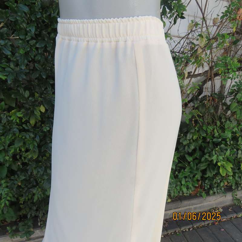 Paneled vanilla colour wide ankle length skirt. Elasticated waist.In textured polyester.Size 42/44