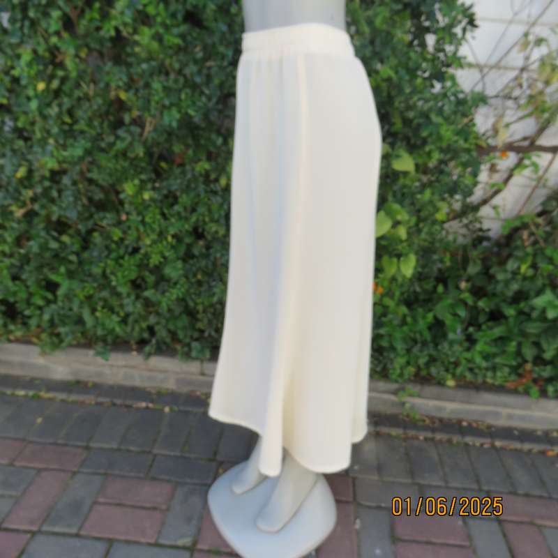 Paneled vanilla colour wide ankle length skirt. Elasticated waist.In textured polyester.Size 42/44