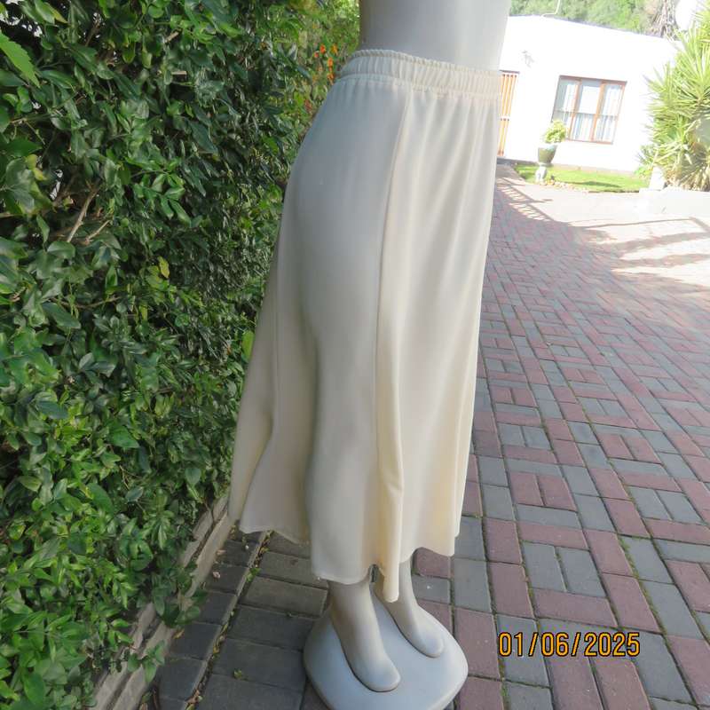 Paneled vanilla colour wide ankle length skirt. Elasticated waist.In textured polyester.Size 42/44