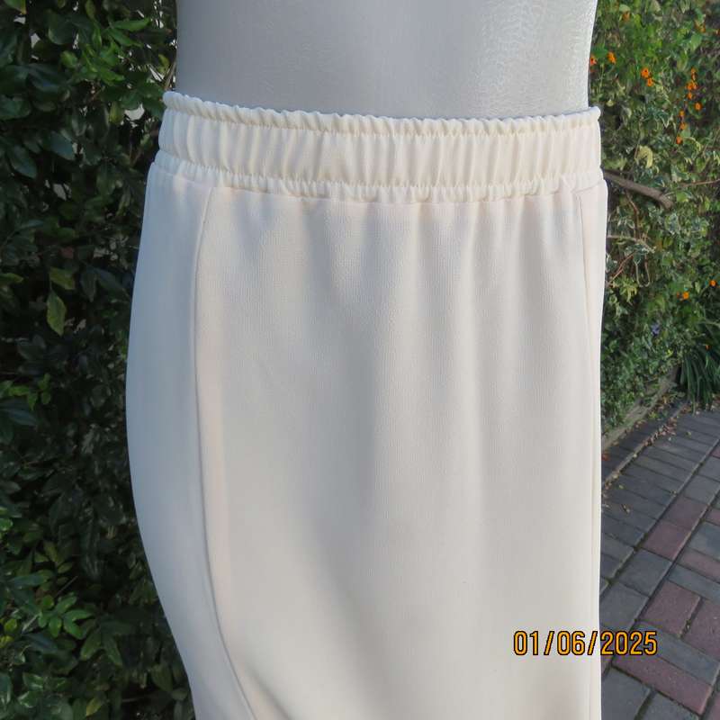 Paneled vanilla colour wide ankle length skirt. Elasticated waist.In textured polyester.Size 42/44