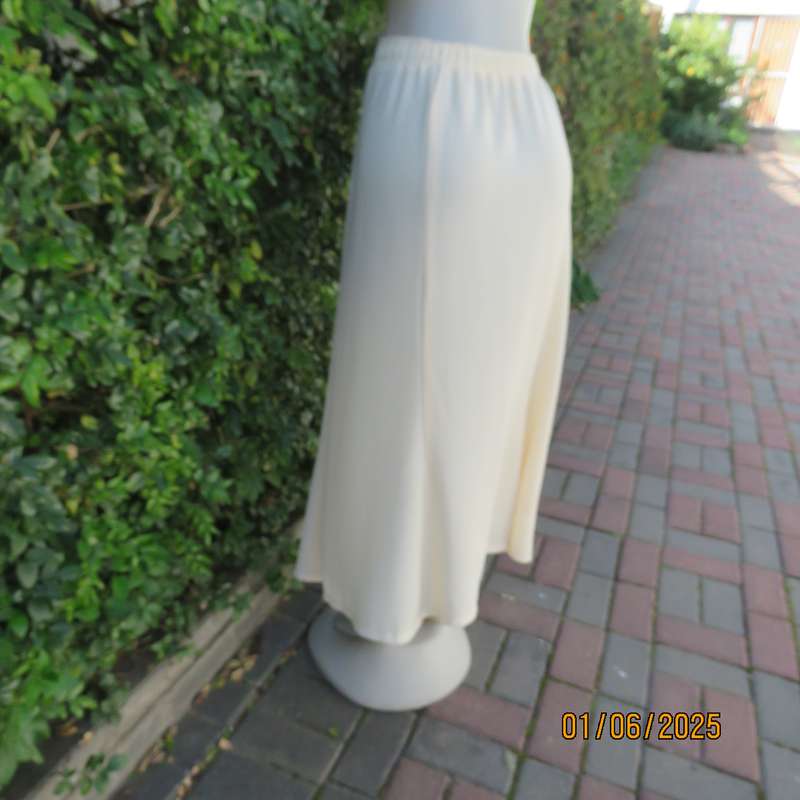 Paneled vanilla colour wide ankle length skirt. Elasticated waist.In textured polyester.Size 42/44