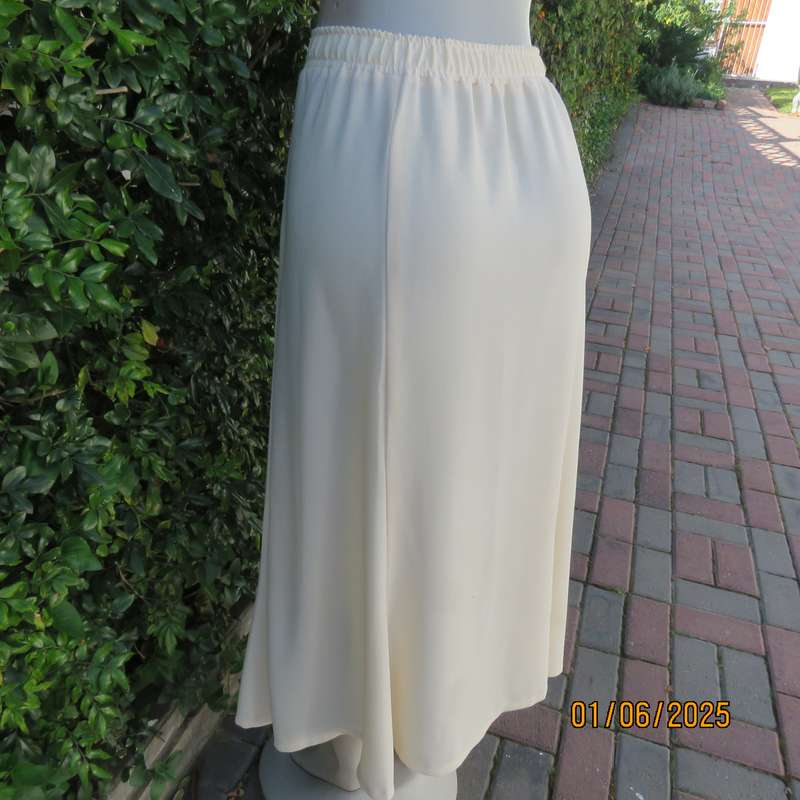 Paneled vanilla colour wide ankle length skirt. Elasticated waist.In textured polyester.Size 42/44