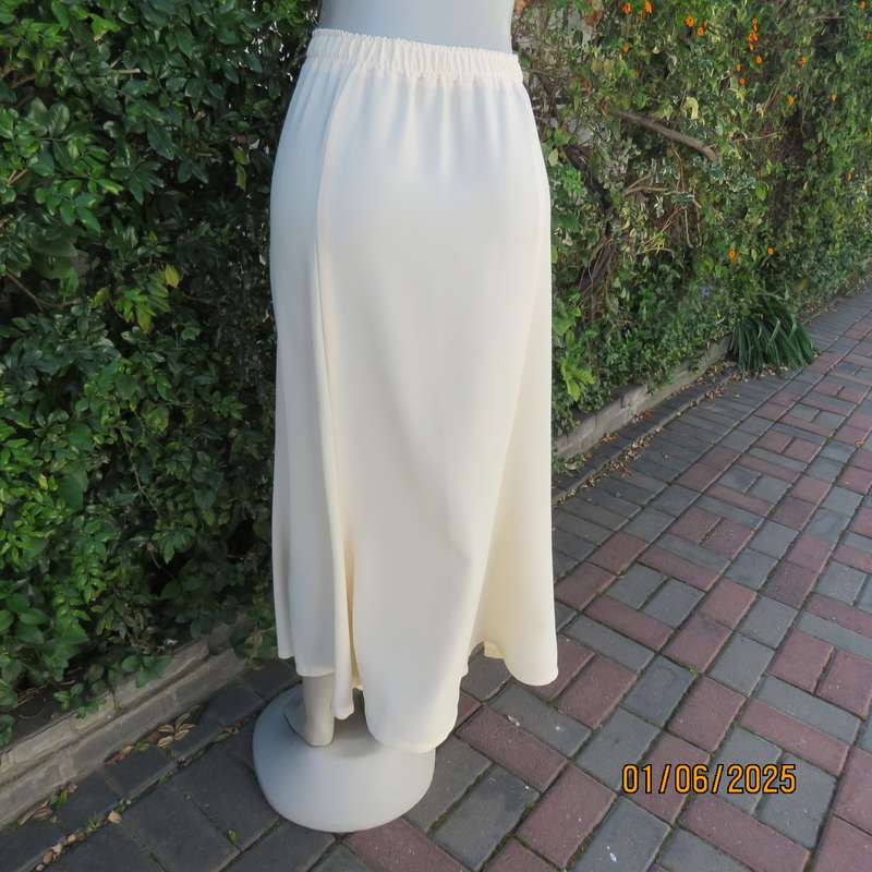 Paneled vanilla colour wide ankle length skirt. Elasticated waist.In textured polyester.Size 42/44