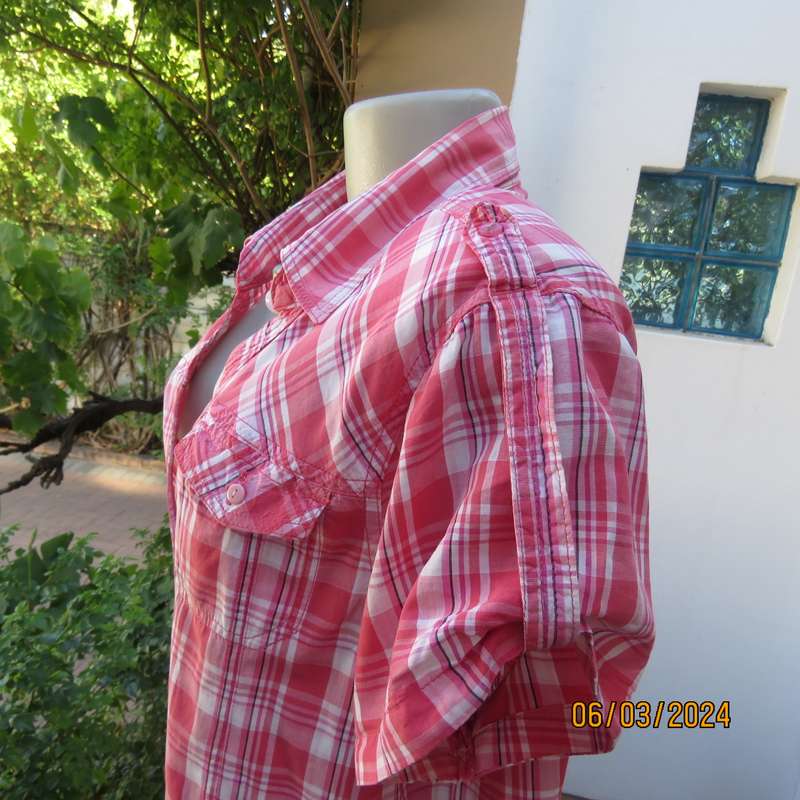Casual crimson-white check button down top. Open V collar. 2 Front pockets. 100% cotton. Size 40.