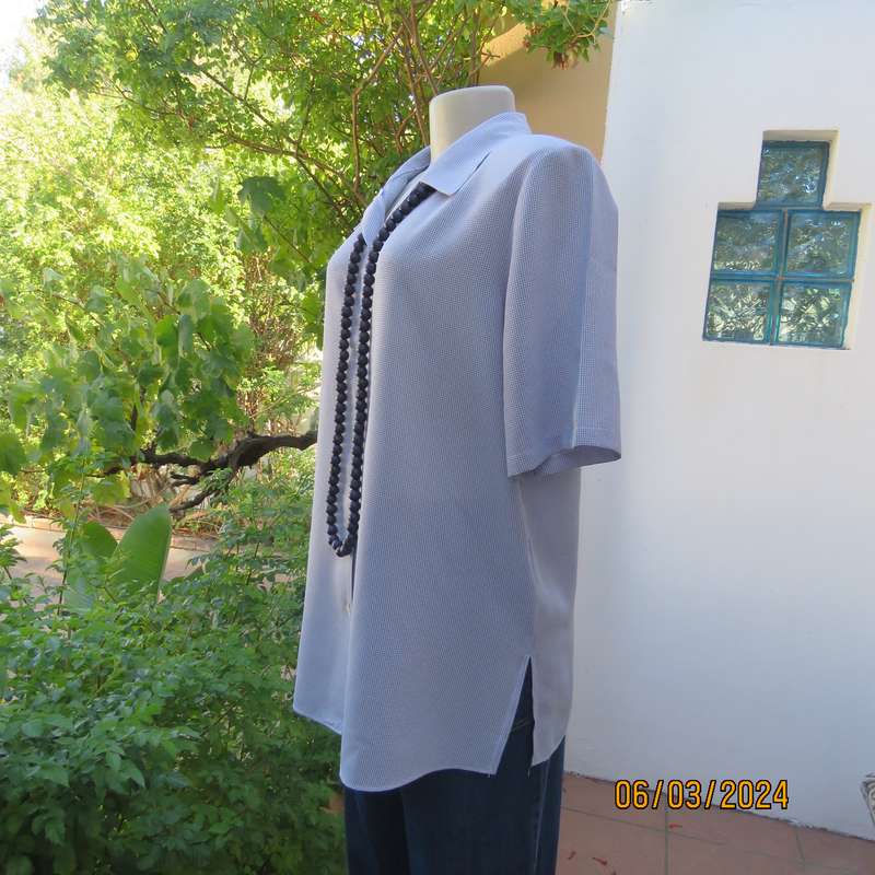 CAREER wear blue-white fine check polyester top. Short sleeves. Size 40. Button down-shirt collar.