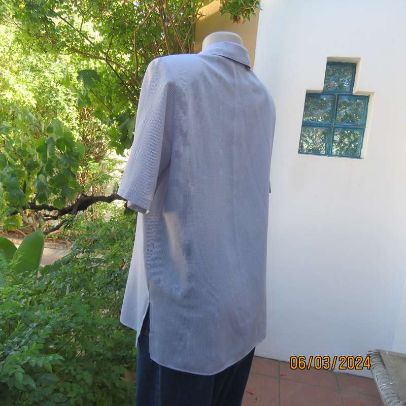 CAREER wear blue-white fine check polyester top. Short sleeves. Size 40. Button down-shirt collar.