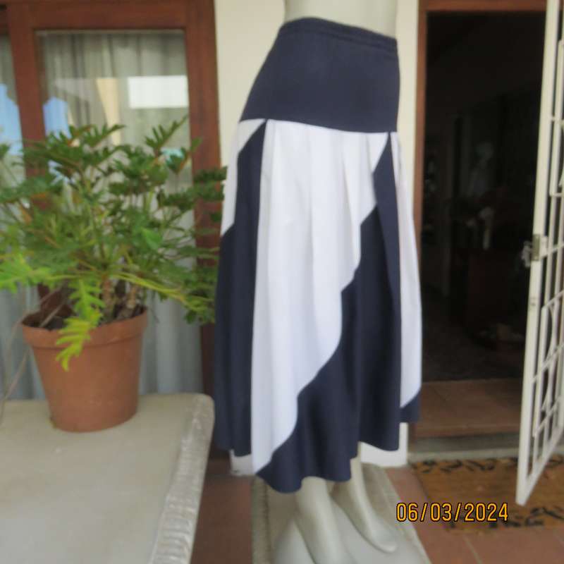 Boutique made navy and white colour blocked pleated size 40 skirt. Elasticated waist.