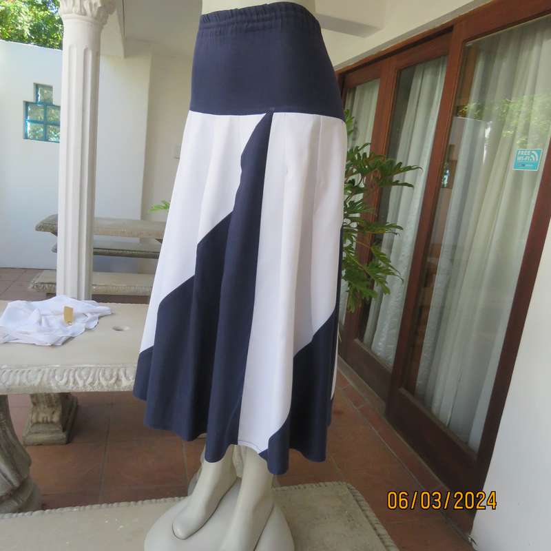 Boutique made navy and white colour blocked pleated size 40 skirt. Elasticated waist.