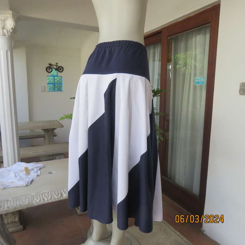 Boutique made navy and white colour blocked pleated size 40 skirt. Elasticated waist.