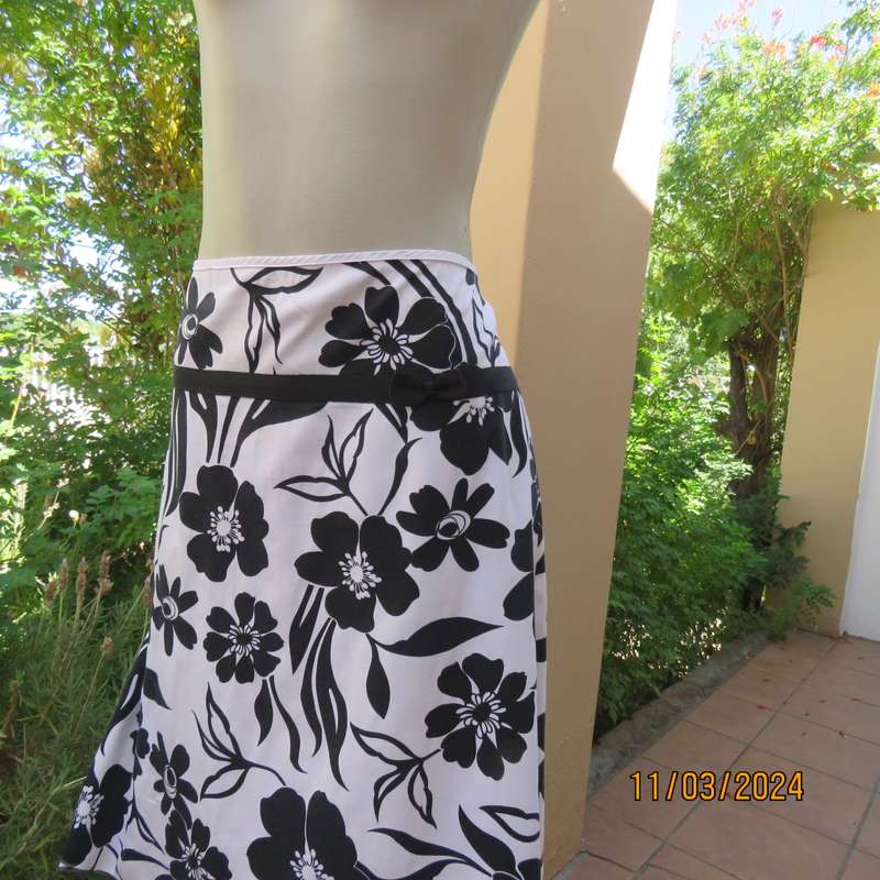 CASUAL American white stretch cotton A-line skirt with bold black flowers. Size 38.