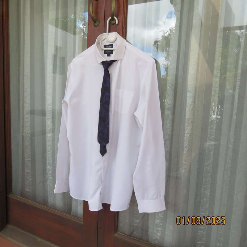 DAVID JONES smart white cotton slim fit shirt size 42 neck. Chest 107cm. Tie included. As new