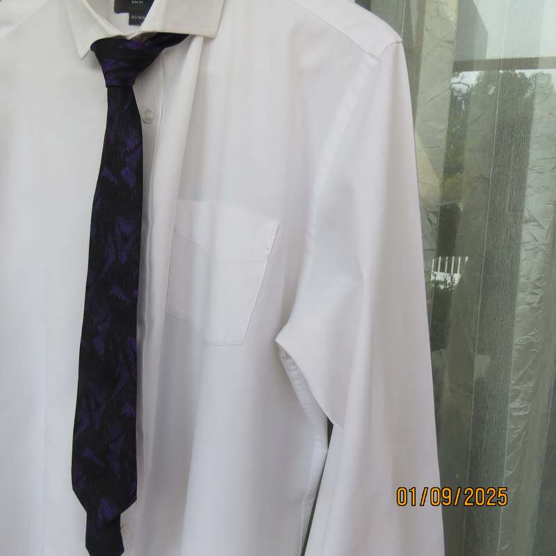 DAVID JONES smart white cotton slim fit shirt size 42 neck. Chest 107cm. Tie included. As new