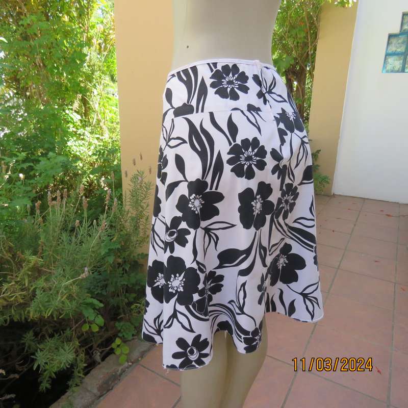 CASUAL American white stretch cotton A-line skirt with bold black flowers. Size 38.