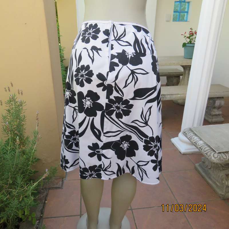 CASUAL American white stretch cotton A-line skirt with bold black flowers. Size 38.