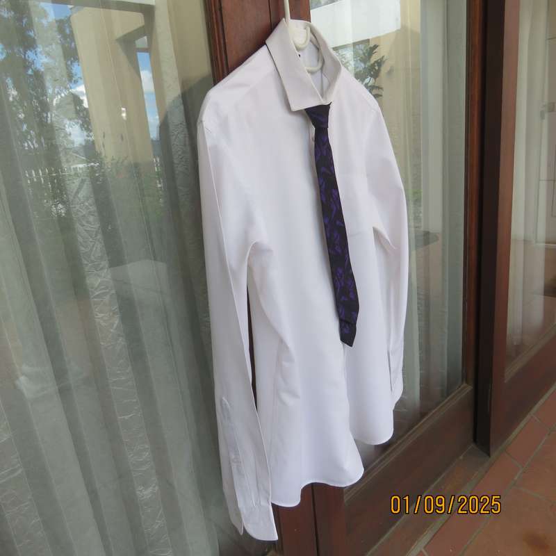 DAVID JONES smart white cotton slim fit shirt size 42 neck. Chest 107cm. Tie included. As new