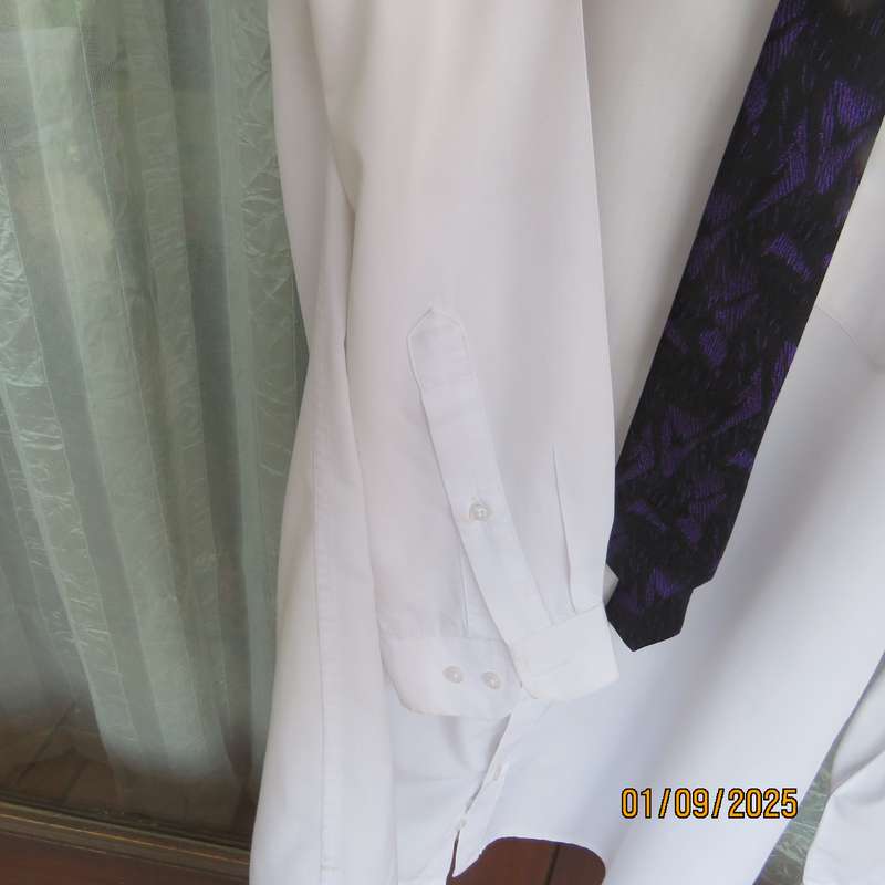DAVID JONES smart white cotton slim fit shirt size 42 neck. Chest 107cm. Tie included. As new