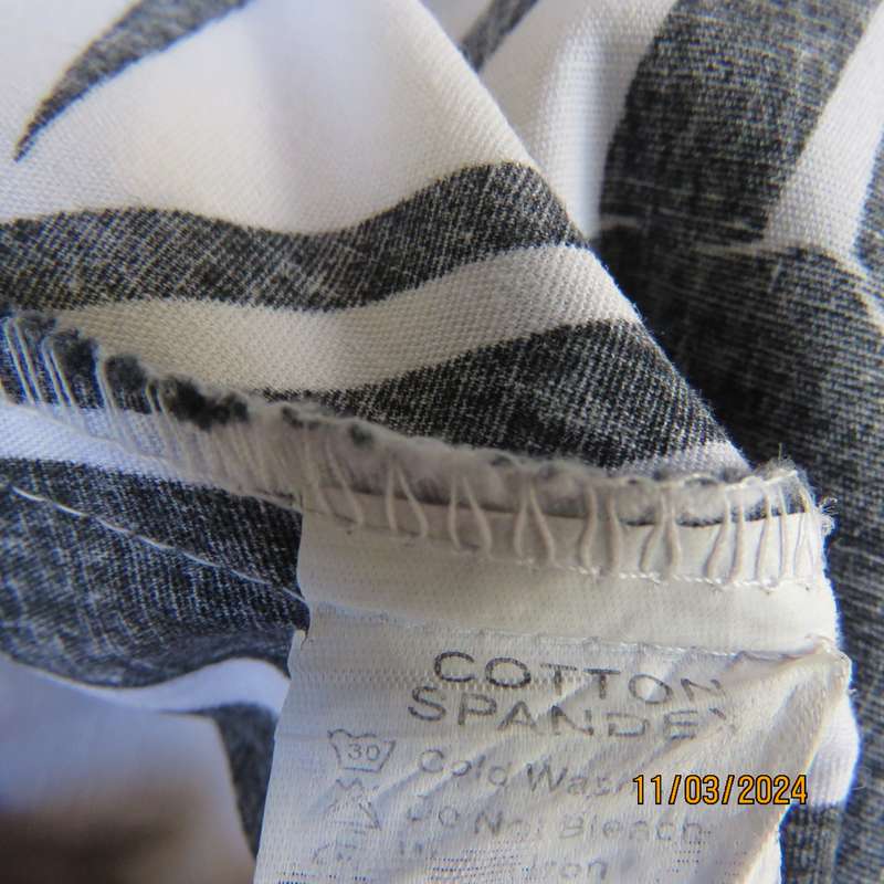 CASUAL American white stretch cotton A-line skirt with bold black flowers. Size 38.