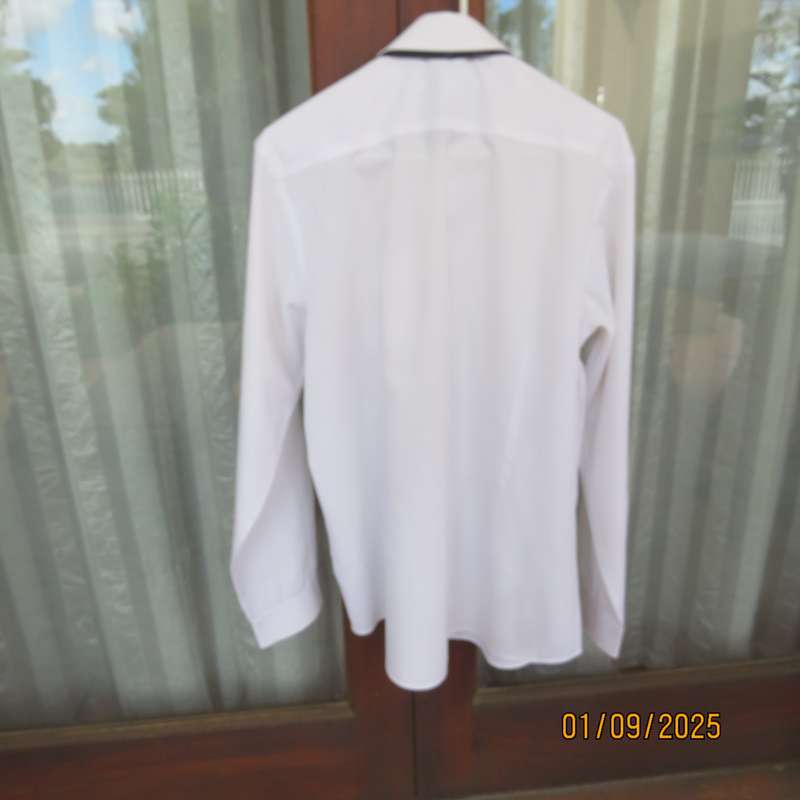 DAVID JONES smart white cotton slim fit shirt size 42 neck. Chest 107cm. Tie included. As new