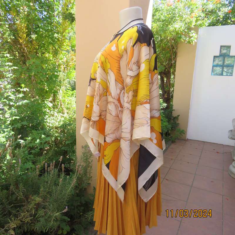 Striking autumn colour throw in silky polyester. Free size. New item