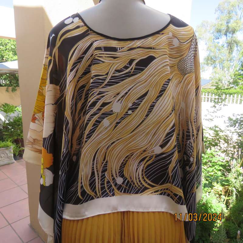 Striking autumn colour throw in silky polyester. Free size. New item