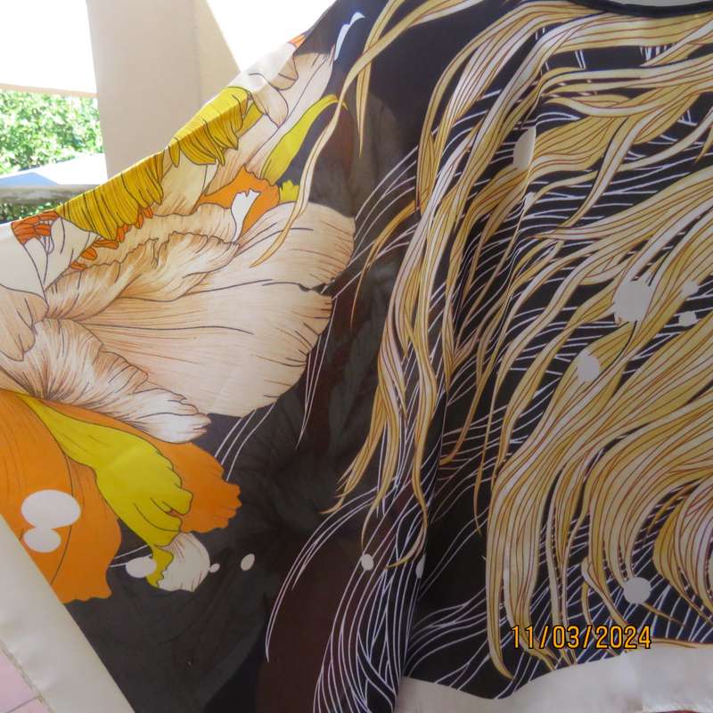 Striking autumn colour throw in silky polyester. Free size. New item