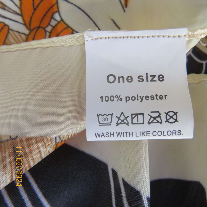 Striking autumn colour throw in silky polyester. Free size. New item