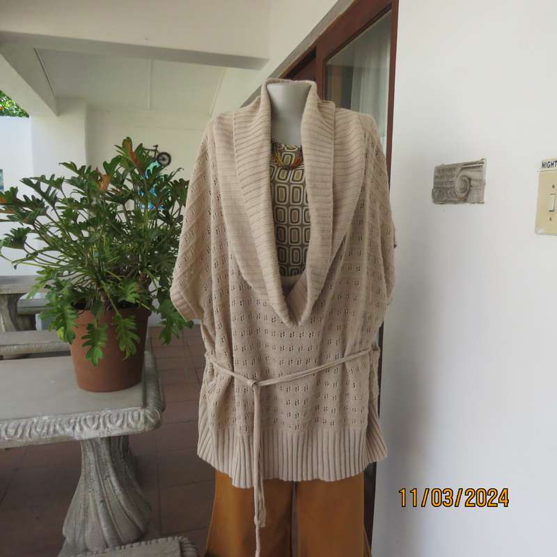 Beige 100% acrylic knit top in lace stitch. Wide open collar. Size 54.