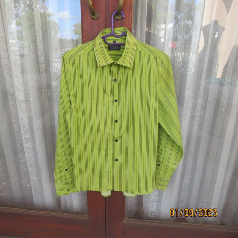 TRUWORTHS Man long sleeve kelly green shirt size S - 96cm chest. Push up sleeve option. As new.