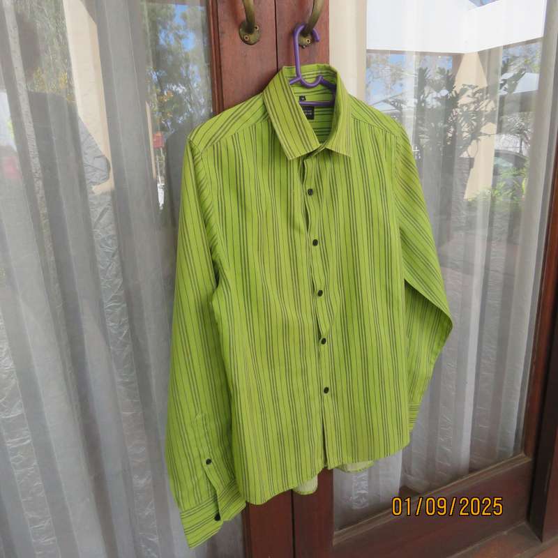 TRUWORTHS Man long sleeve kelly green shirt size S - 96cm chest. Push up sleeve option. As new.