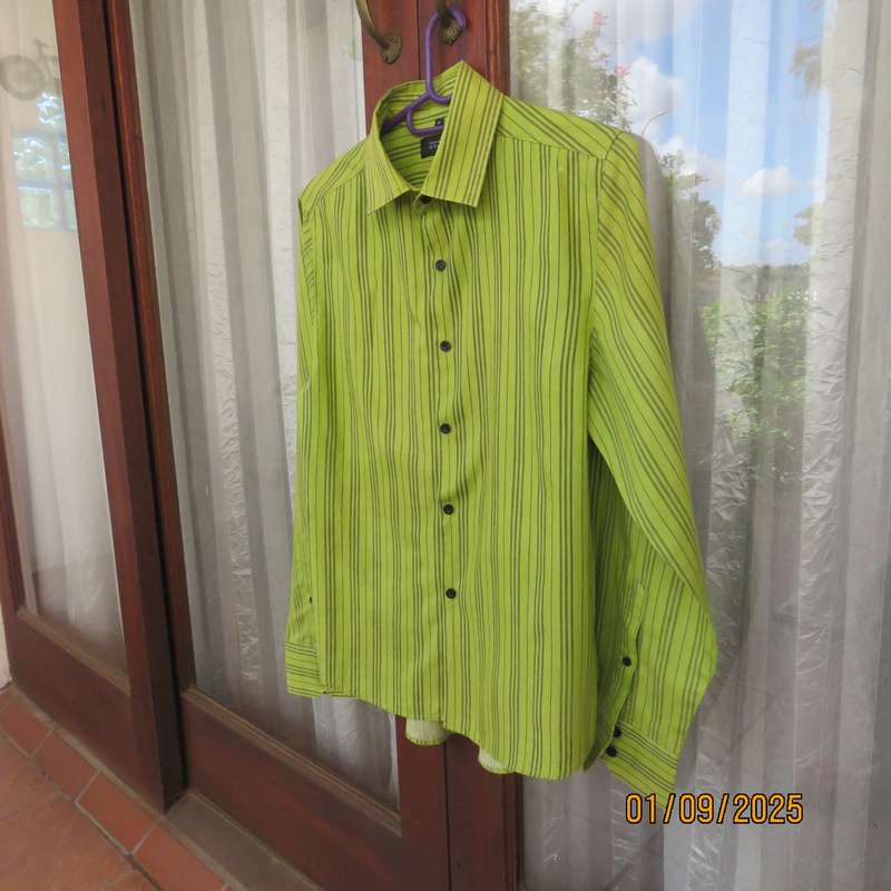 TRUWORTHS Man long sleeve kelly green shirt size S - 96cm chest. Push up sleeve option. As new.