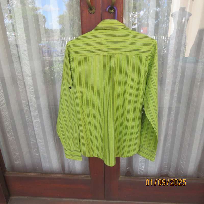 TRUWORTHS Man long sleeve kelly green shirt size S - 96cm chest. Push up sleeve option. As new.