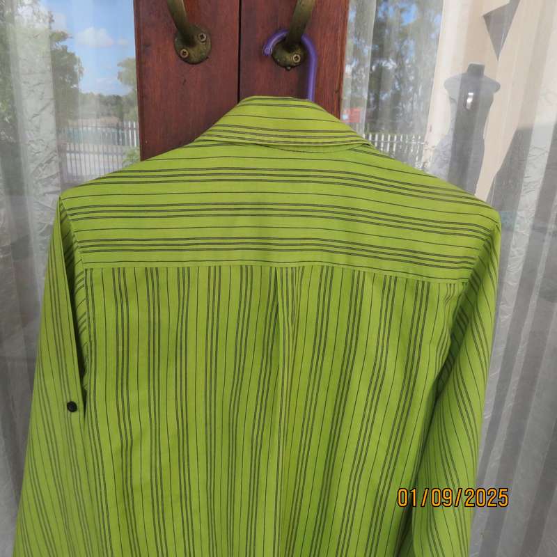 TRUWORTHS Man long sleeve kelly green shirt size S - 96cm chest. Push up sleeve option. As new.