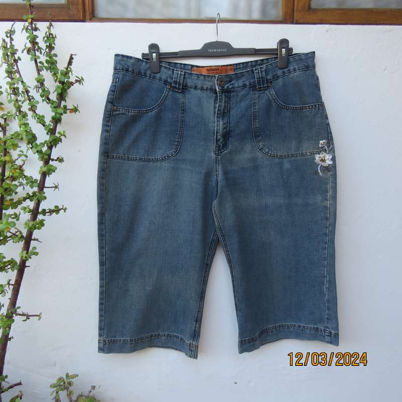 NETWORK Crop blue denim 100% cotton jeans. Size 44. Pockets.