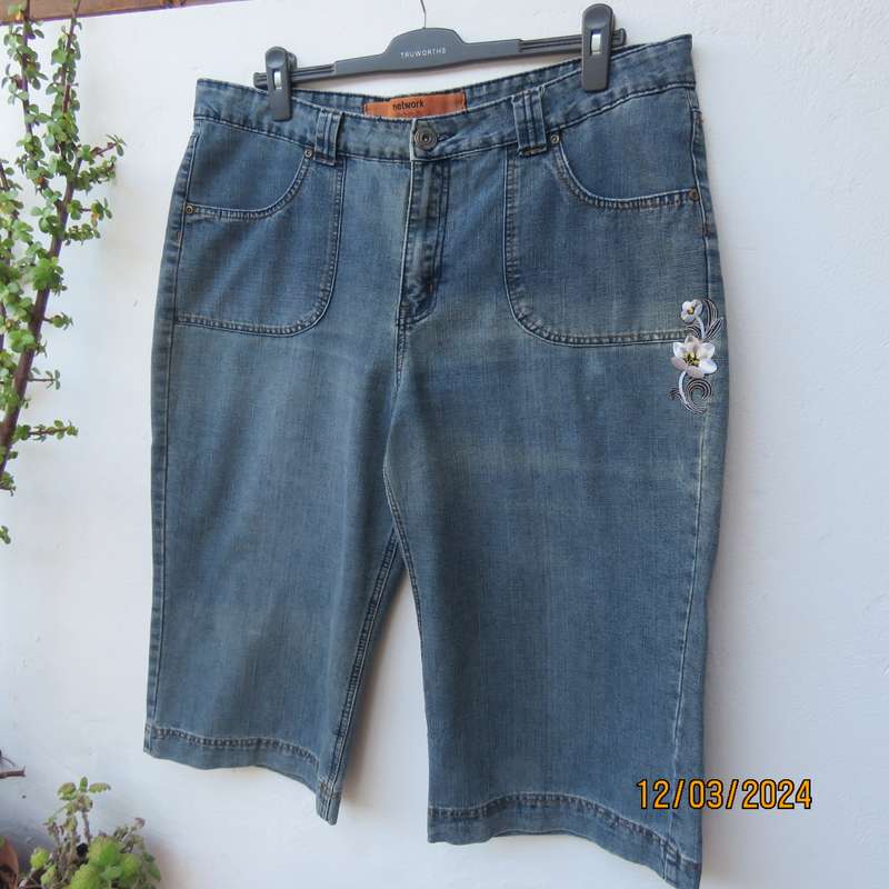 NETWORK Crop blue denim 100% cotton jeans. Size 44. Pockets.
