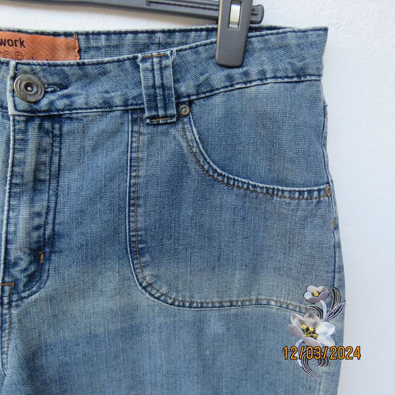 NETWORK Crop blue denim 100% cotton jeans. Size 44. Pockets.