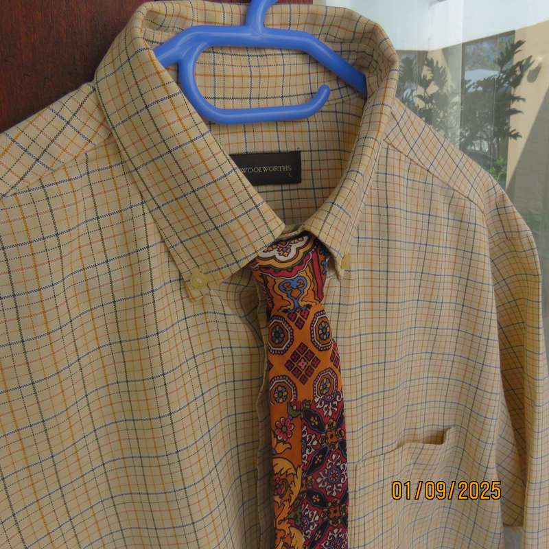 WOOLWORTHS Men's short sleeve check polycotton shirt with matching tie.Size L As new cond.