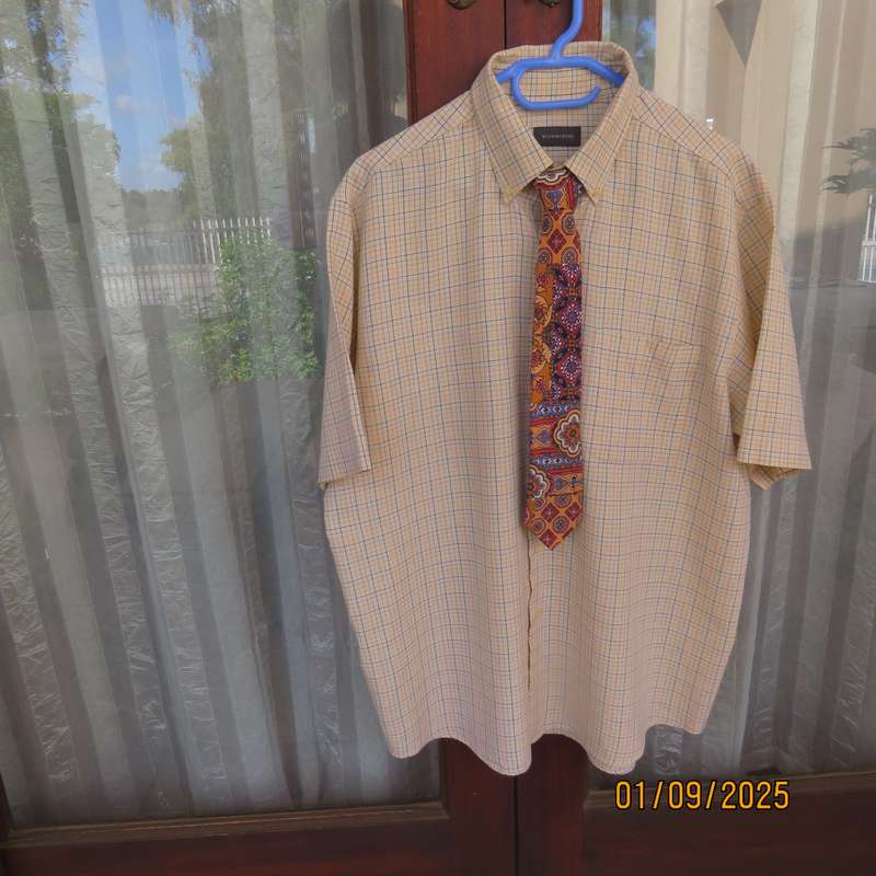 WOOLWORTHS Men's short sleeve check polycotton shirt with matching tie.Size L As new cond.