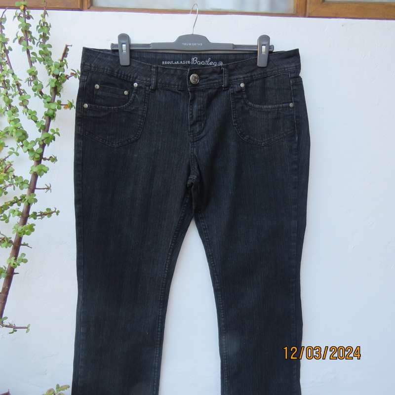 NEWS dark navy denim jeans in polycotton stretch. Bootleg. Size 42. As new