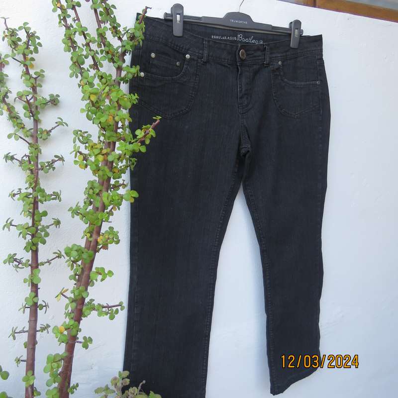 NEWS dark navy denim jeans in polycotton stretch. Bootleg. Size 42. As new