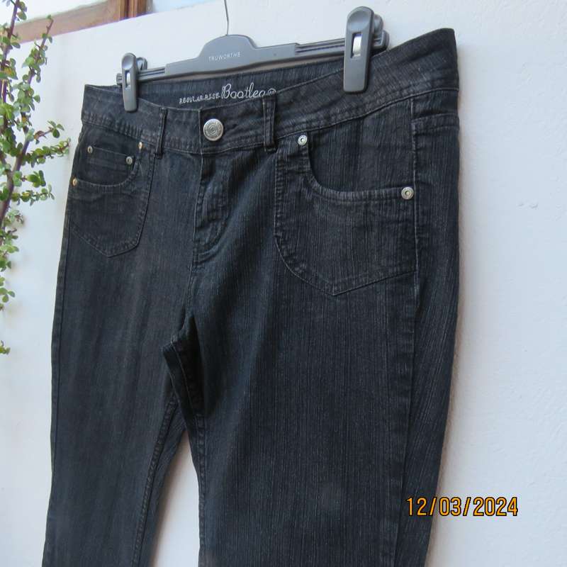 NEWS dark navy denim jeans in polycotton stretch. Bootleg. Size 42. As new