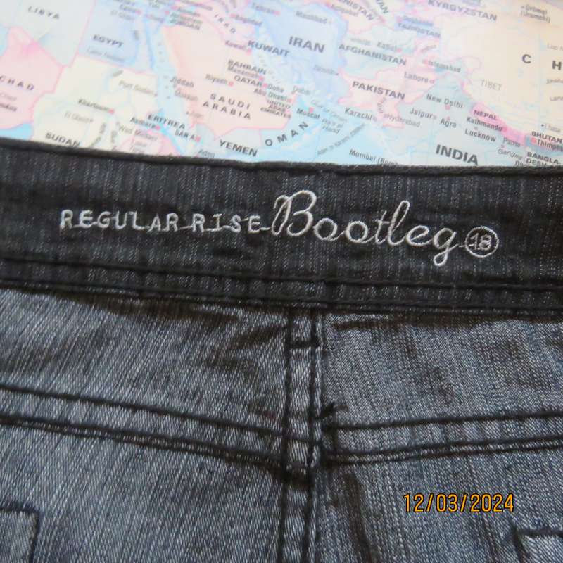 NEWS dark navy denim jeans in polycotton stretch. Bootleg. Size 42. As new