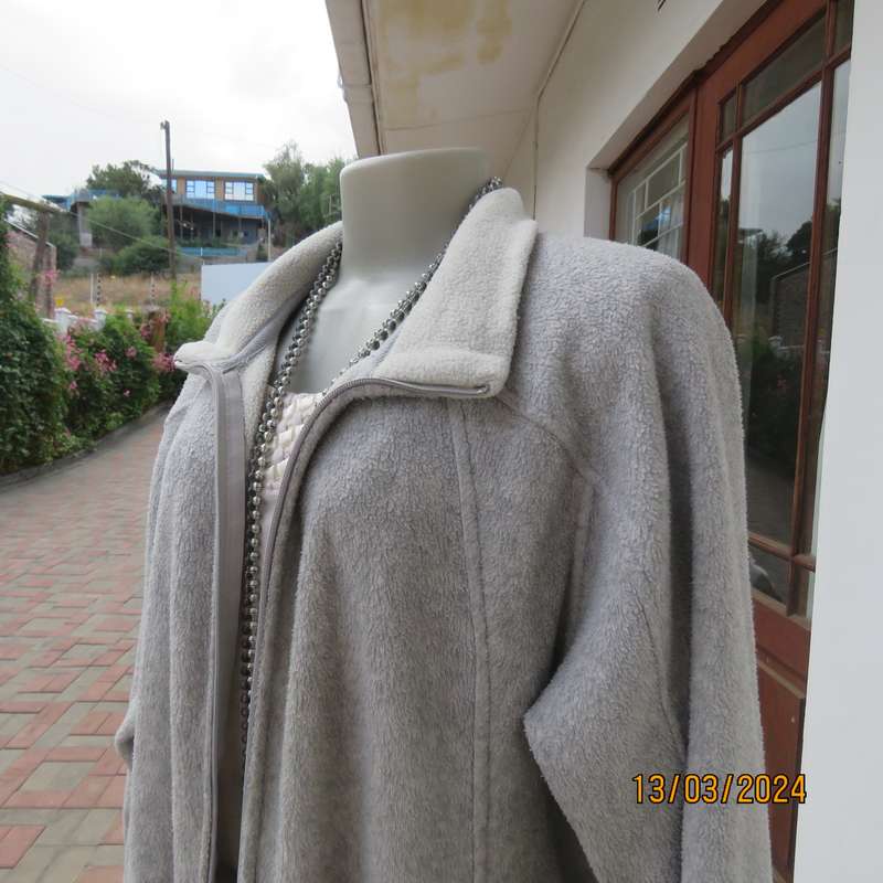 Silver grey - cream zip up warm brushed polyester long sleeve jacket. Size 42