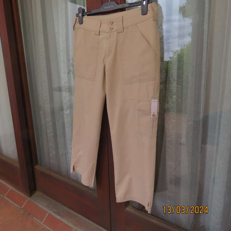 Rich cream polycotton cropped low rise pants. Petite size 34. As new condition